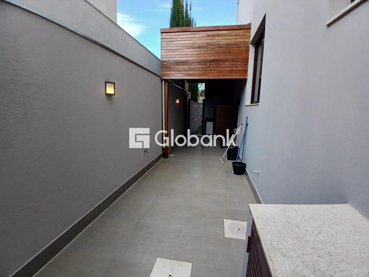 Casa 4 quartos à venda Residencial Grand Royale 360m² Montes Claros MG: Área de Serviço