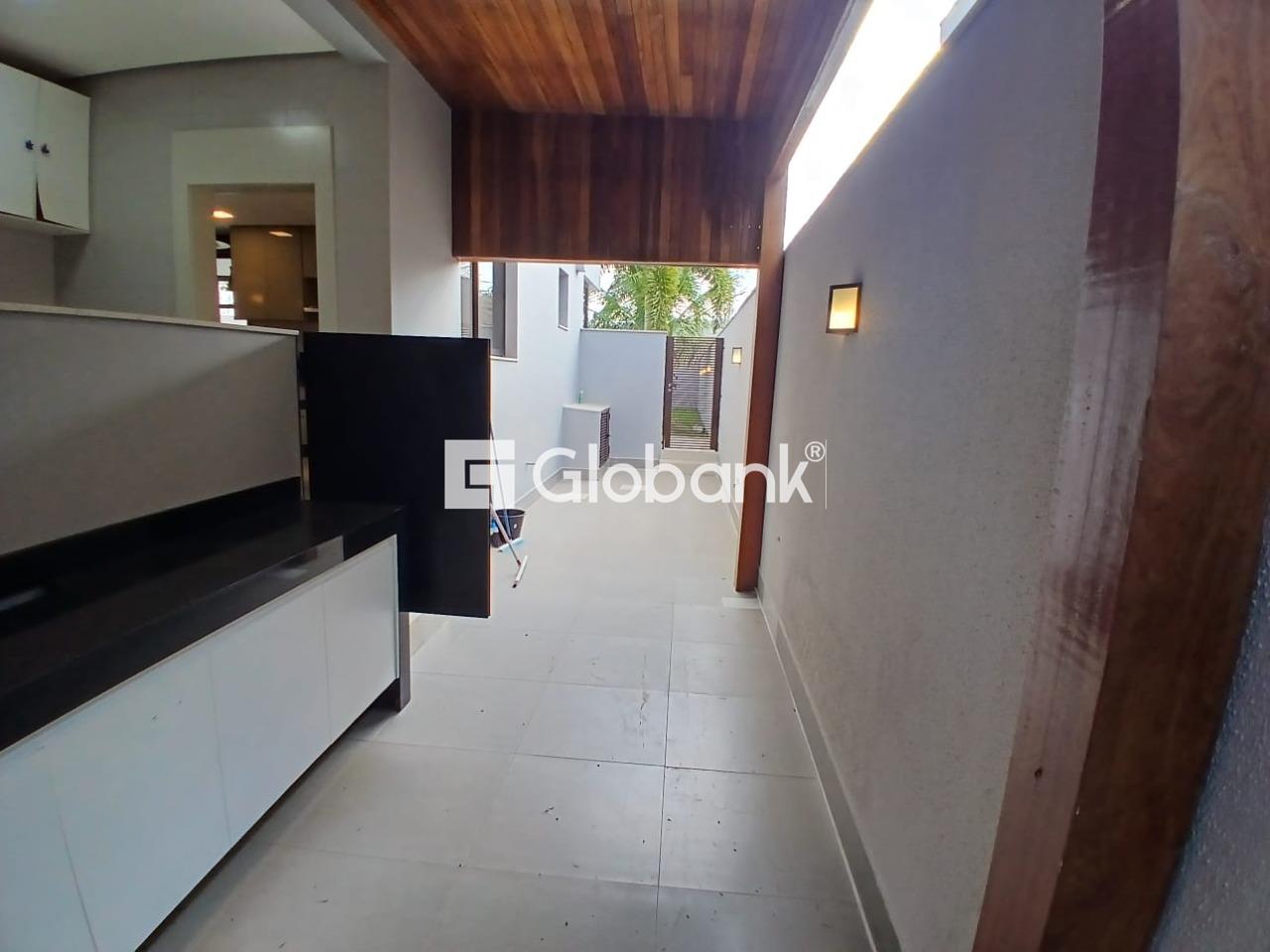 Casa 4 quartos à venda Residencial Grand Royale 360m² Montes Claros MG: Área de Serviço