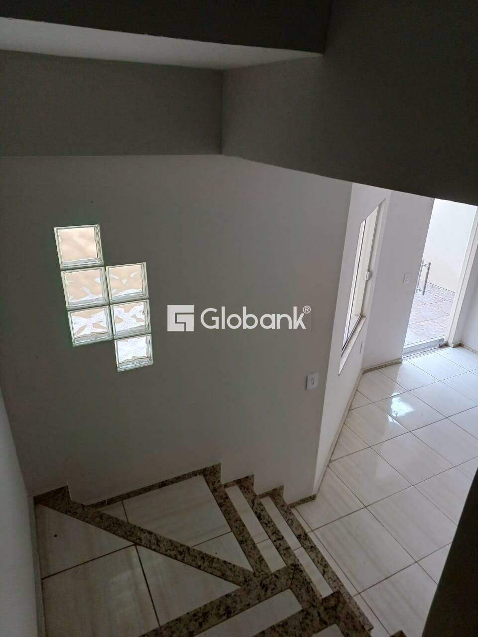 Casa 3 quartos para aluguel Independência 70m² Montes Claros MG: Escada