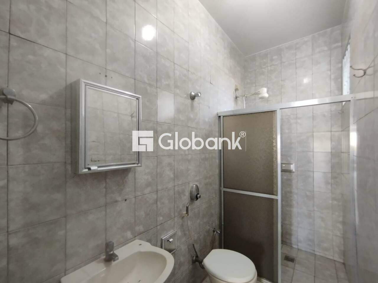 Casa 4 quartos para aluguel Centro 220m² Montes Claros MG: Banheiro social