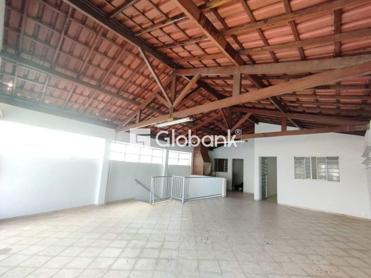 Casa 4 quartos para aluguel Centro 220m² Montes Claros MG: Area Externa