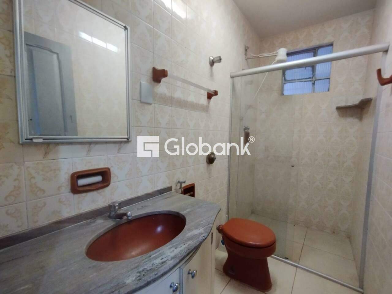 Casa 4 quartos para aluguel Centro 220m² Montes Claros MG: Banheiro social 2