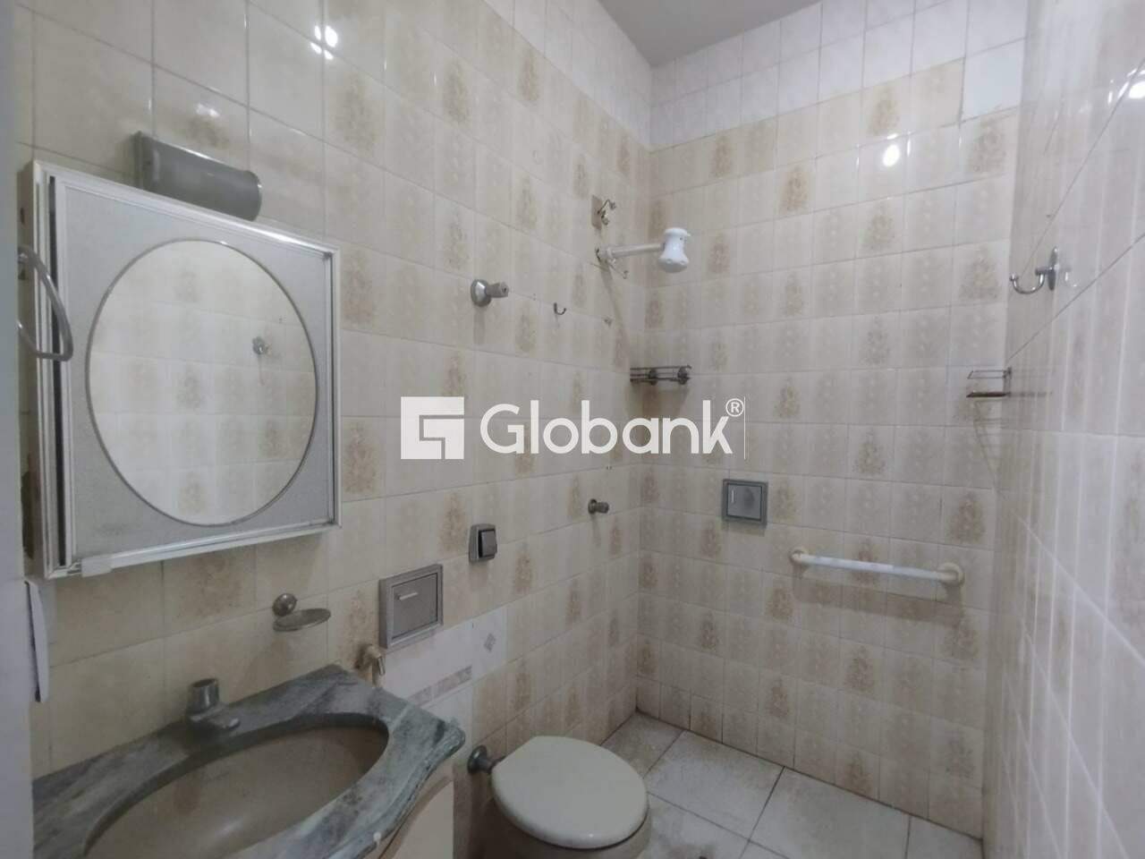Casa 4 quartos para aluguel Centro 220m² Montes Claros MG: Banheiro Social