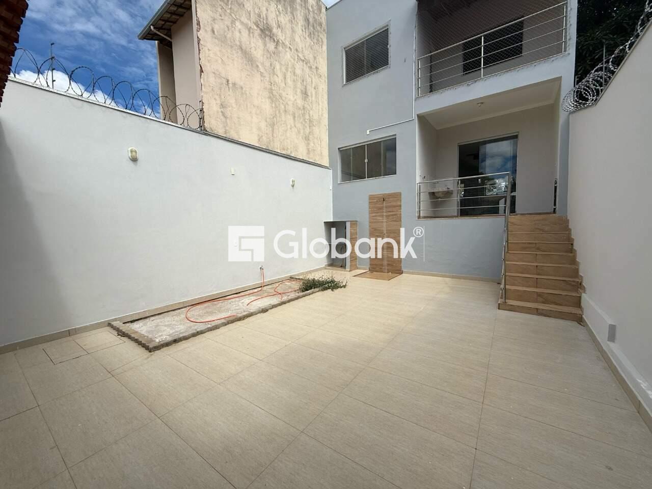 Casa 3 quartos à venda Vila Mauricéia 180m² Montes Claros MG: Quintal