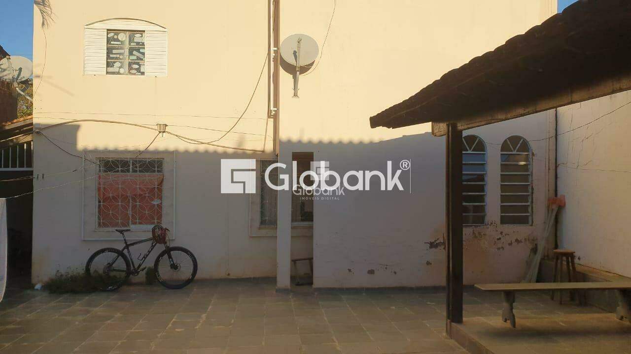 Casa 5 quartos à venda Morada do Parque 250m² Montes Claros MG: Quintal | Foto_migracao | 15