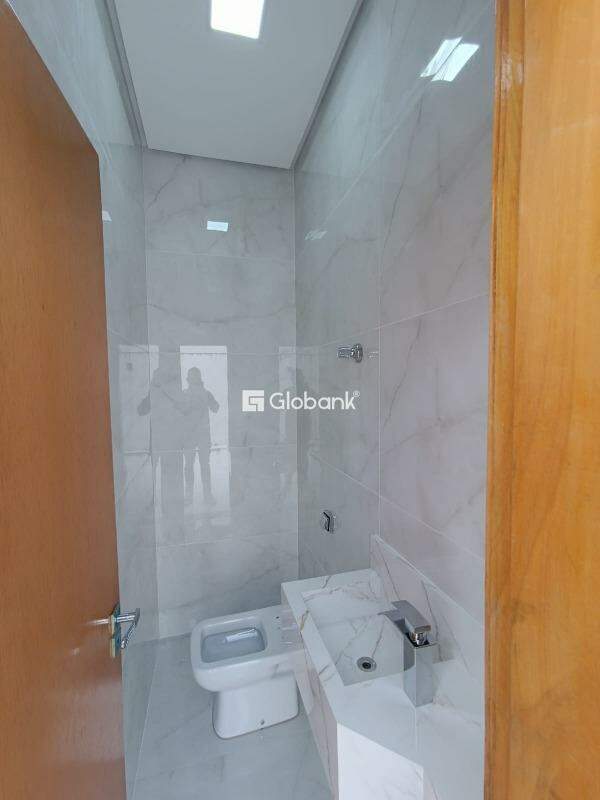 Casa 3 quartos à venda Ibituruna 170m² Montes Claros MG: Lavabo