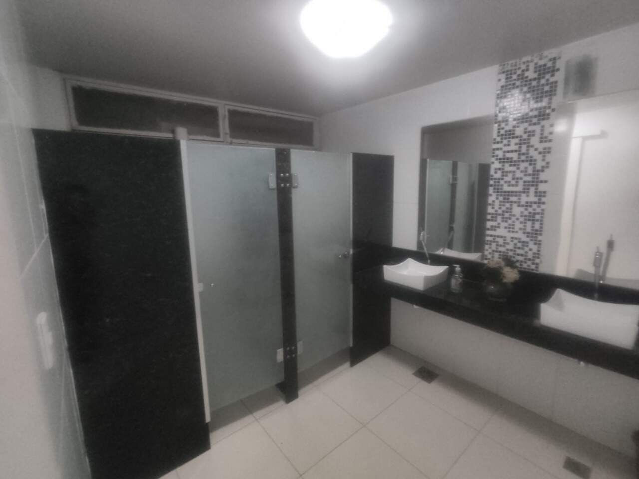 Ponto comercial para aluguel Centro 240m² Montes Claros MG: Banheiro