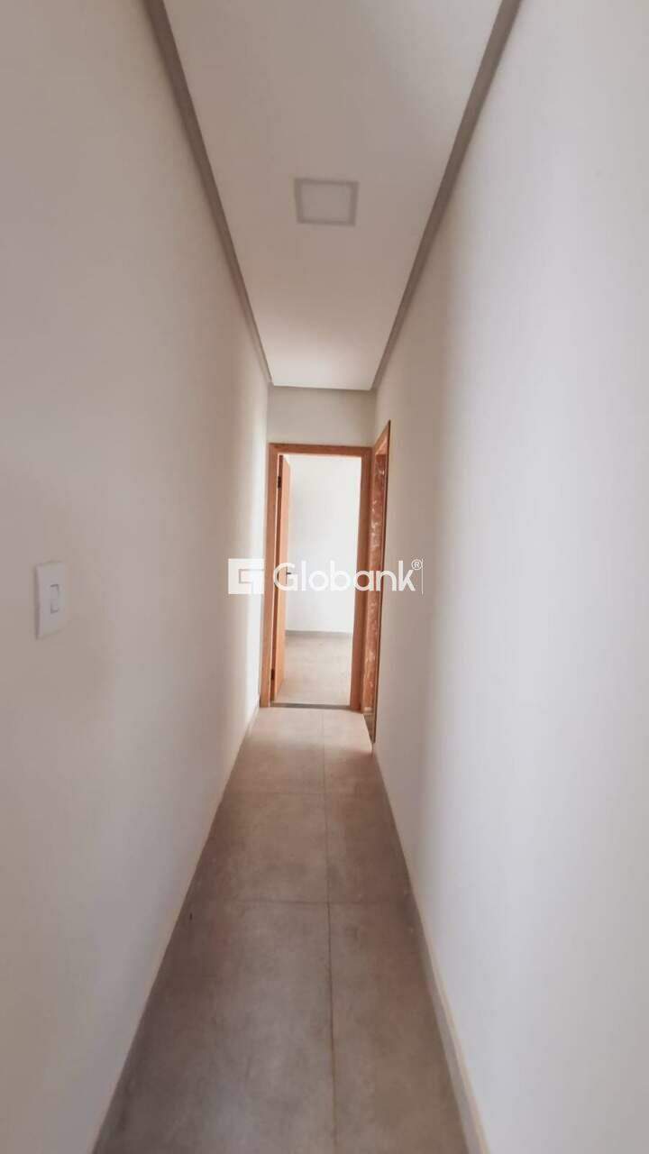 Casa 3 quartos à venda Jardim Olímpico 62m² Montes Claros MG: Corredor de acesso