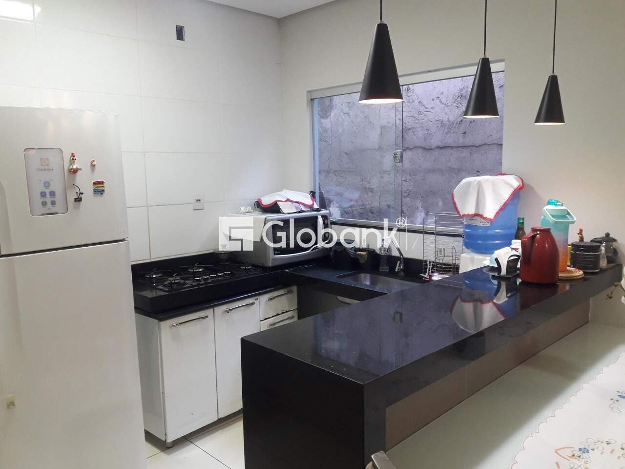Casa 3 quartos à venda Nova Morada 130m² Montes Claros MG: cozinha com bancadas em granito