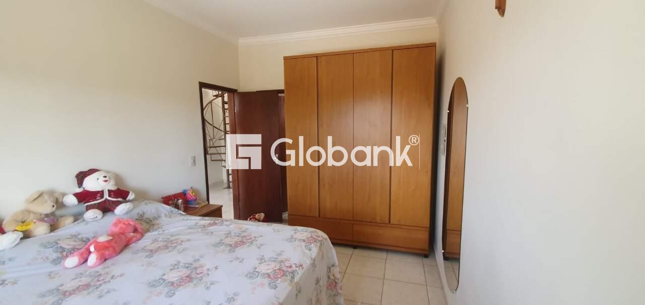 Casa 4 quartos à venda Planalto 280m² Montes Claros MG: suite