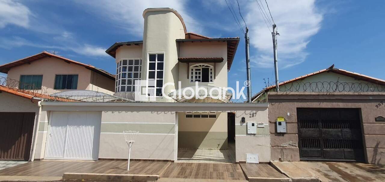 Casa 4 quartos à venda Planalto 280m² Montes Claros MG: fachada