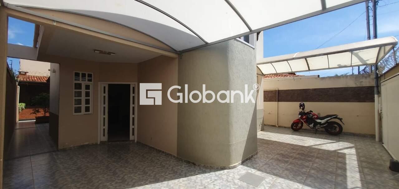 Casa 4 quartos à venda Planalto 280m² Montes Claros MG: garagem