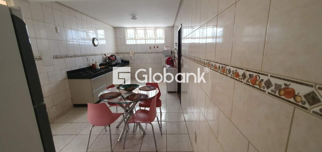 Casa 4 quartos à venda Planalto 280m² Montes Claros MG: cozinha