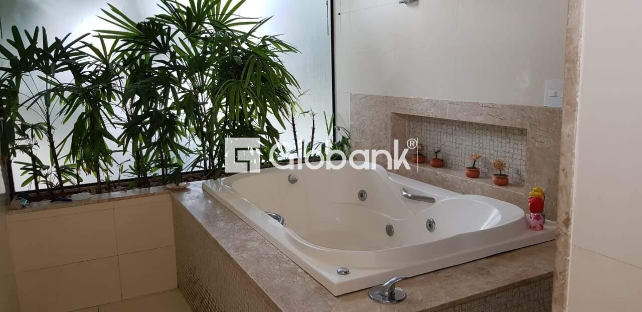 Casa 6 quartos à venda Ibituruna 550m² Montes Claros MG: banheira