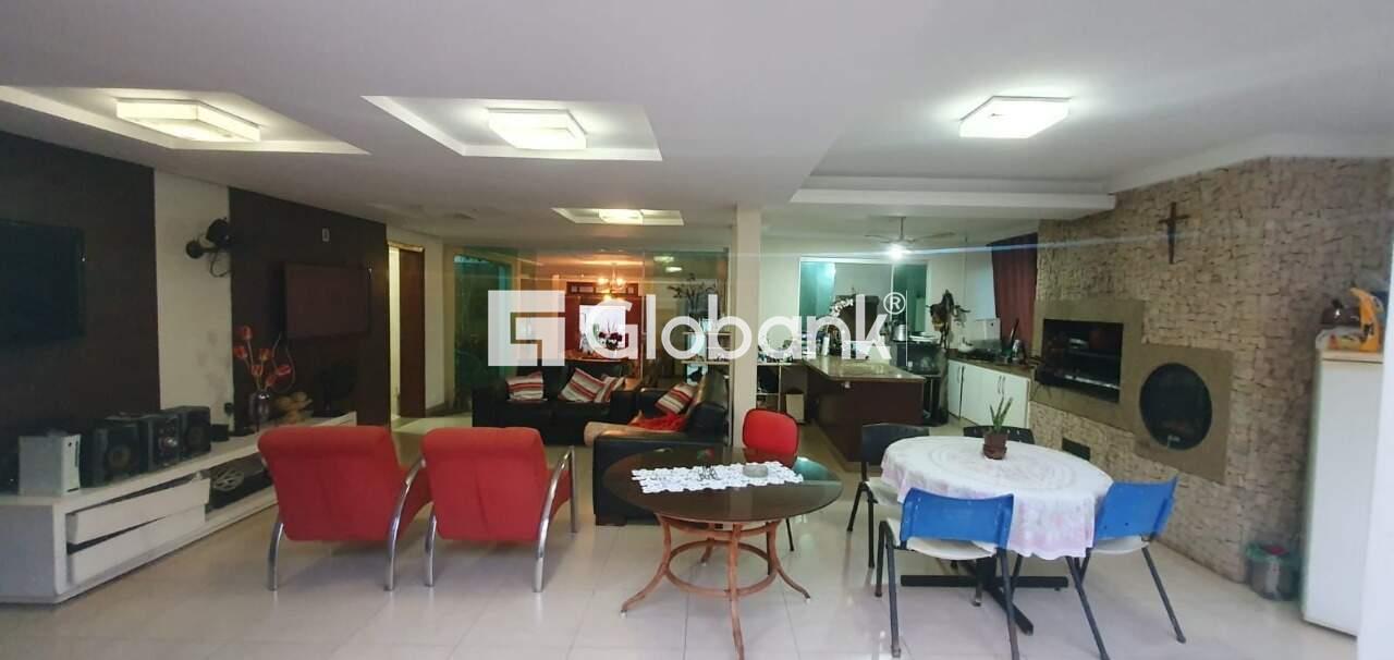 Casa 4 quartos à venda Jardim São Luiz 240m² Montes Claros MG: Sala