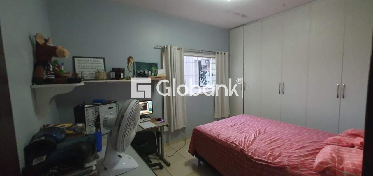 Casa 4 quartos à venda Jardim São Luiz 240m² Montes Claros MG: Quarto