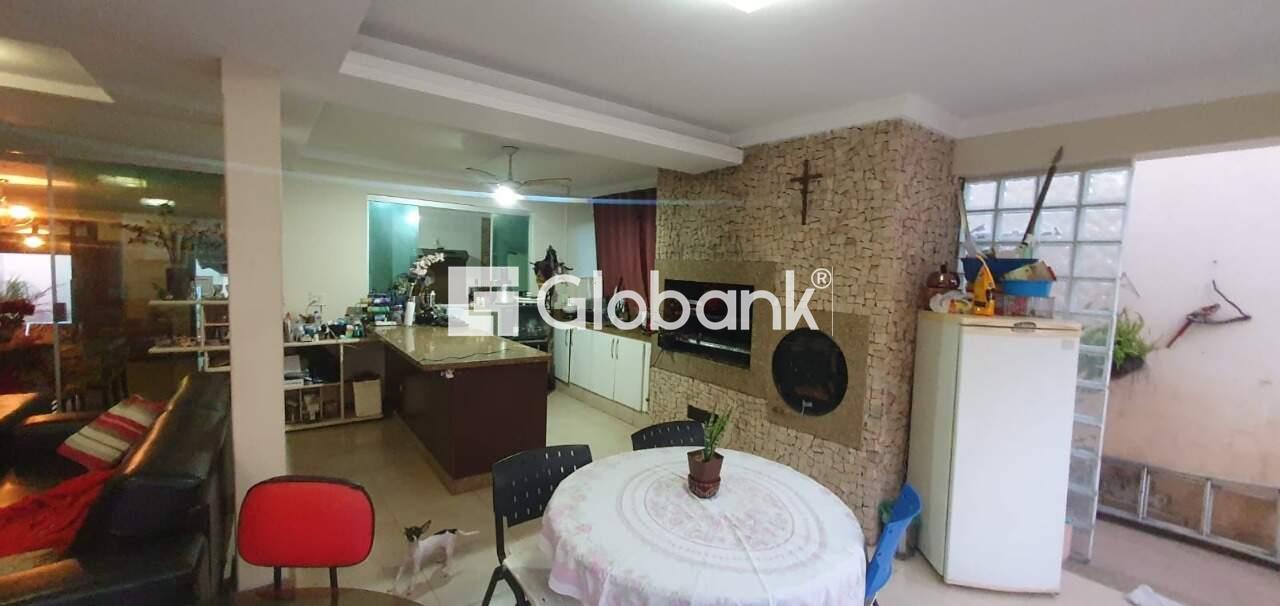 Casa 4 quartos à venda Jardim São Luiz 240m² Montes Claros MG: Sala