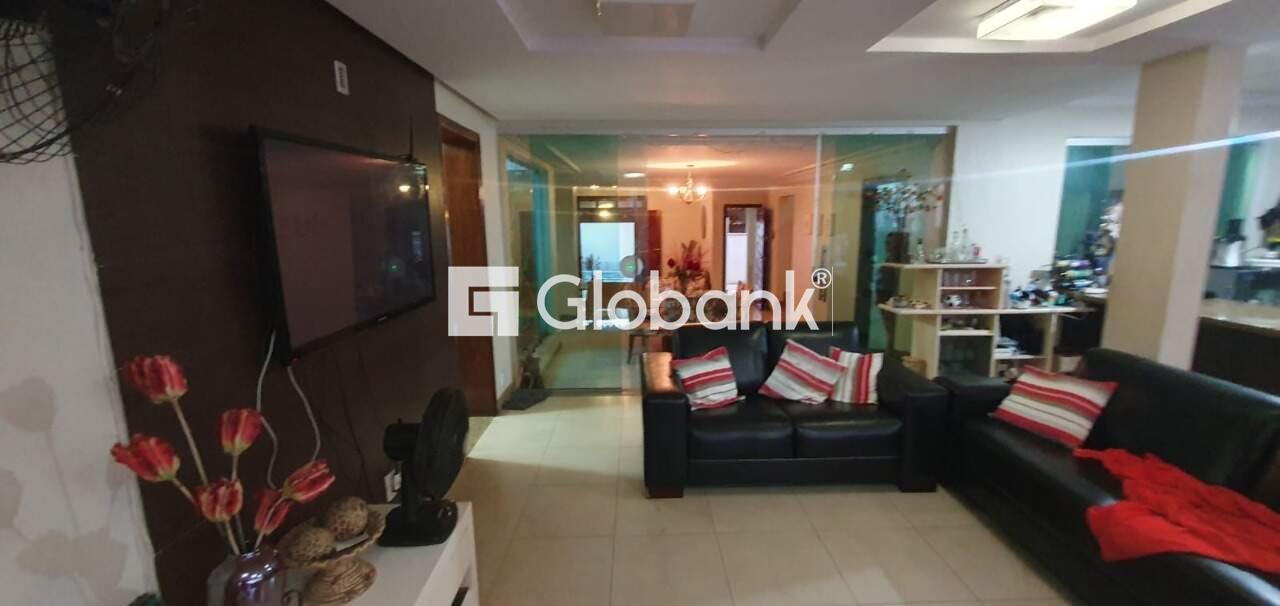 Casa 4 quartos à venda Jardim São Luiz 240m² Montes Claros MG: Sala