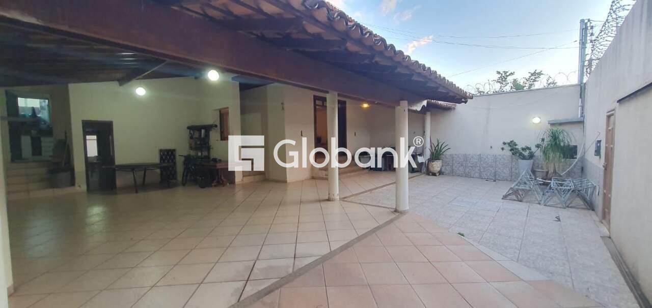 Casa 4 quartos à venda Jardim São Luiz 240m² Montes Claros MG: Fachada