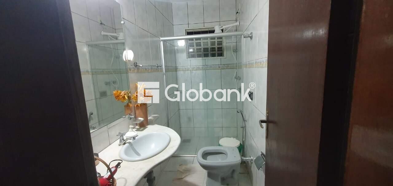 Casa 4 quartos à venda Jardim São Luiz 240m² Montes Claros MG: banheiro