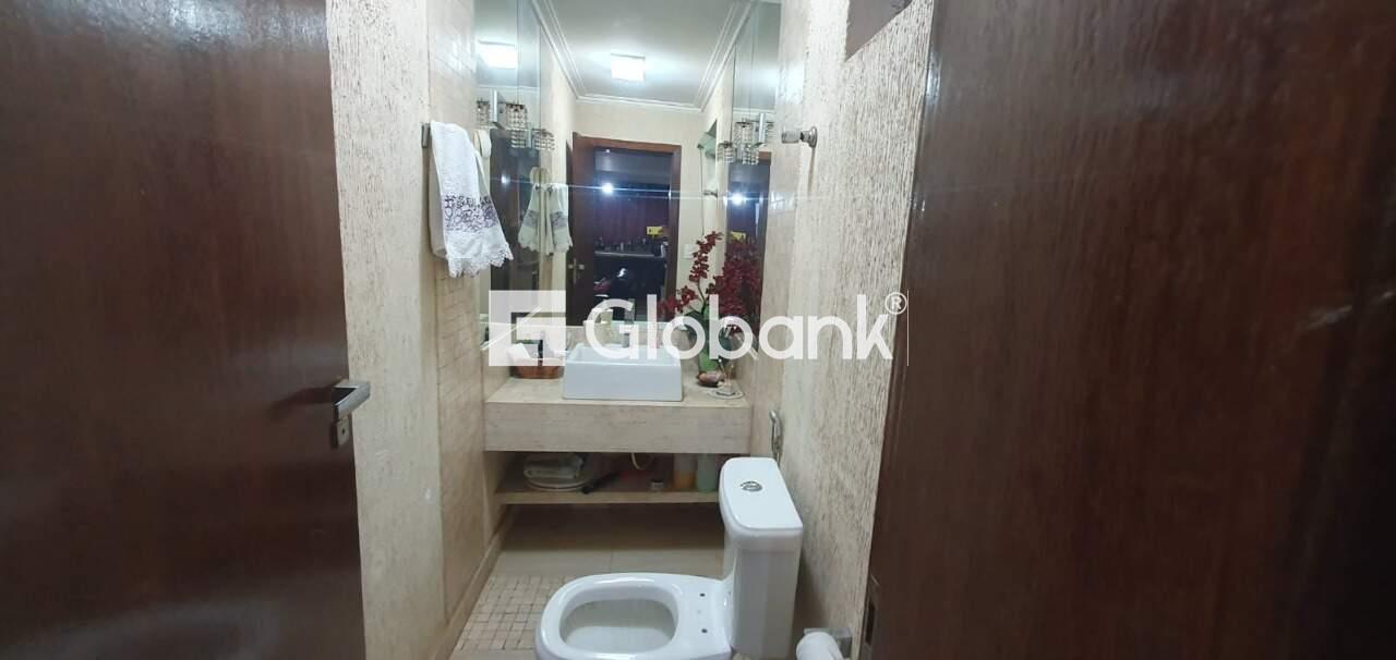 Casa 4 quartos à venda Jardim São Luiz 240m² Montes Claros MG: Banheiro