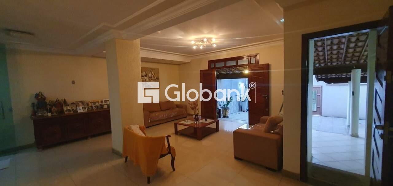 Casa 4 quartos à venda Jardim São Luiz 240m² Montes Claros MG: Sala