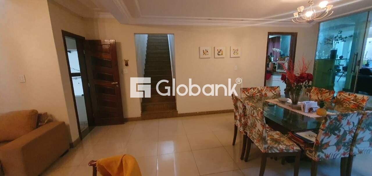 Casa 4 quartos à venda Jardim São Luiz 240m² Montes Claros MG: Sala