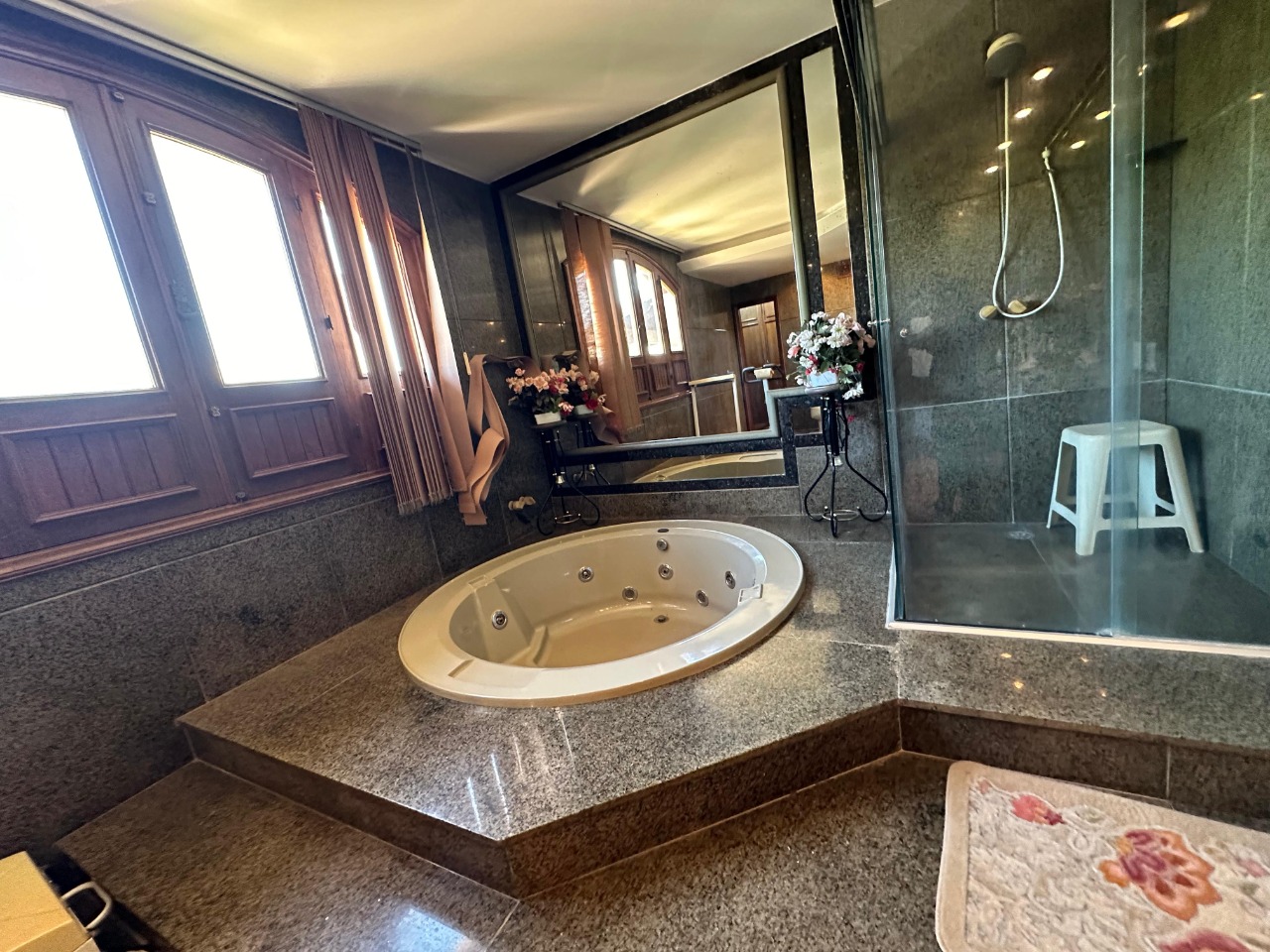 Casa 5 quartos para aluguel Jardim São Luiz 650m² Montes Claros MG: Banheira