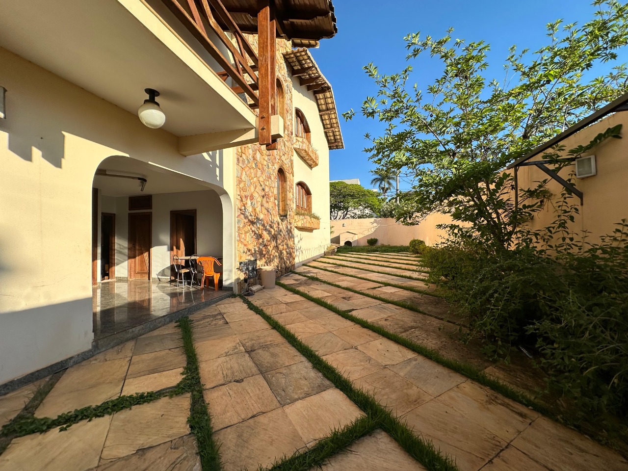 Casa 5 quartos para aluguel Jardim São Luiz 650m² Montes Claros MG: Quintal