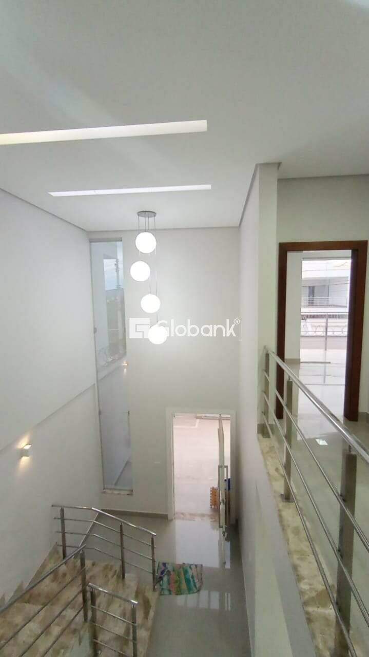 Casa 5 quartos à venda Sapucaia 350m² Montes Claros MG: Sala com p  direito duplo