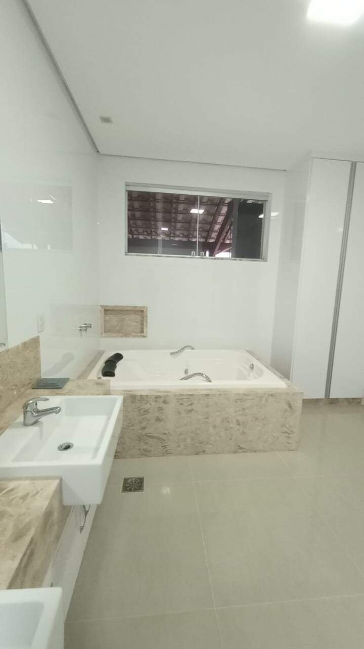 Casa 5 quartos à venda Sapucaia 350m² Montes Claros MG: Banheira