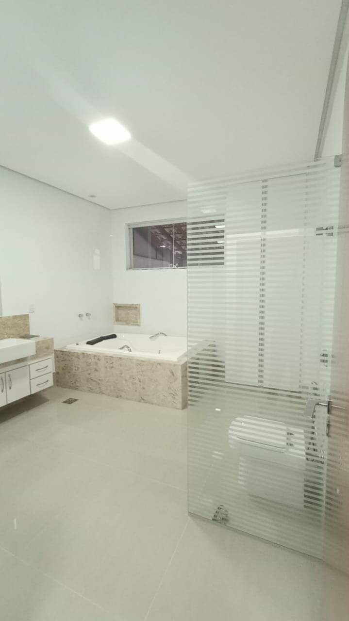 Casa 5 quartos à venda Sapucaia 350m² Montes Claros MG: Banheiro com banheira de hidromassagem