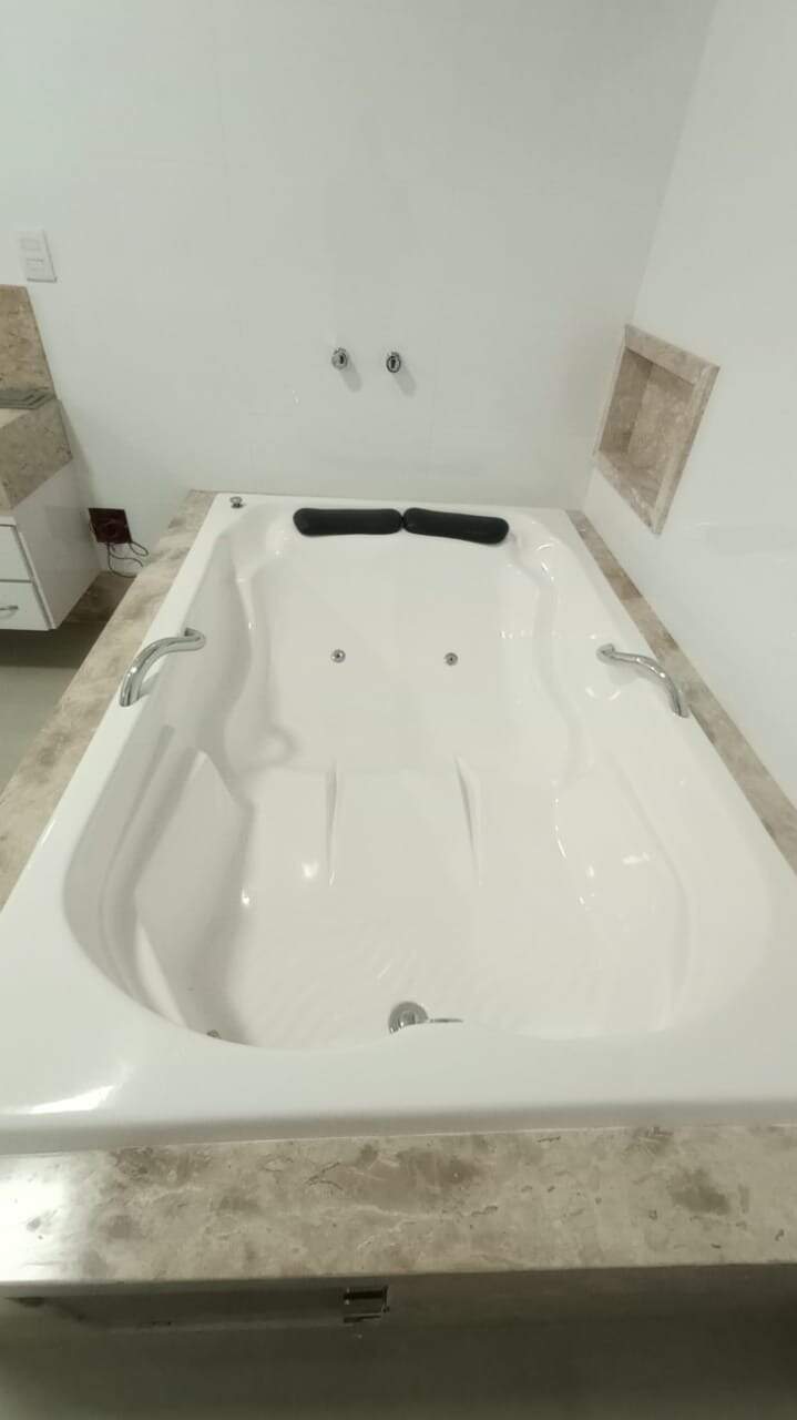 Casa 5 quartos à venda Sapucaia 350m² Montes Claros MG: Banheira de hidromassagem