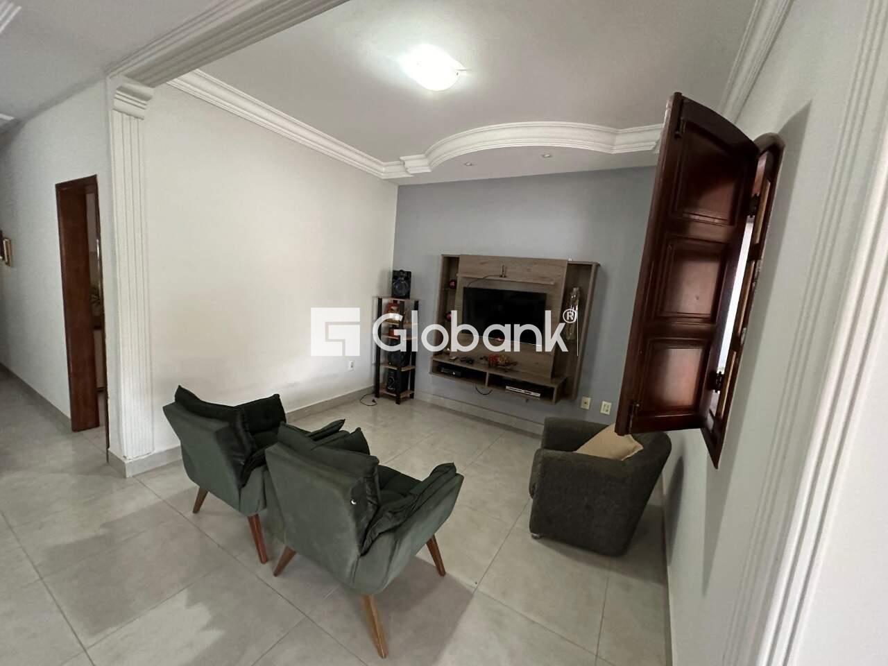 Casa 3 quartos à venda Edgar Pereira 270m² Montes Claros MG: sala TV