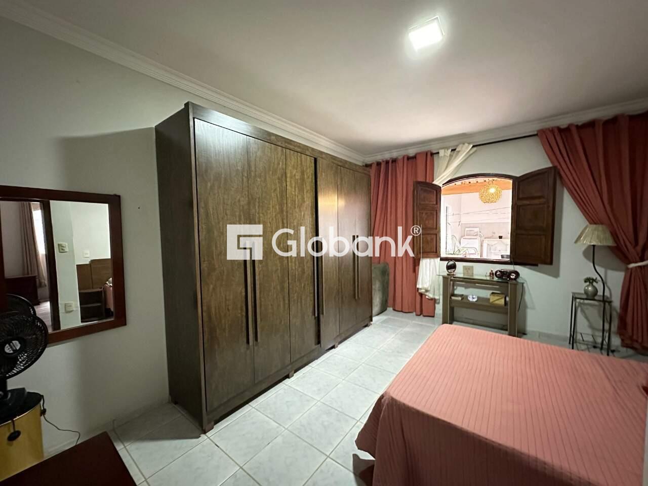 Casa 3 quartos à venda Edgar Pereira 270m² Montes Claros MG: Quartos amplos