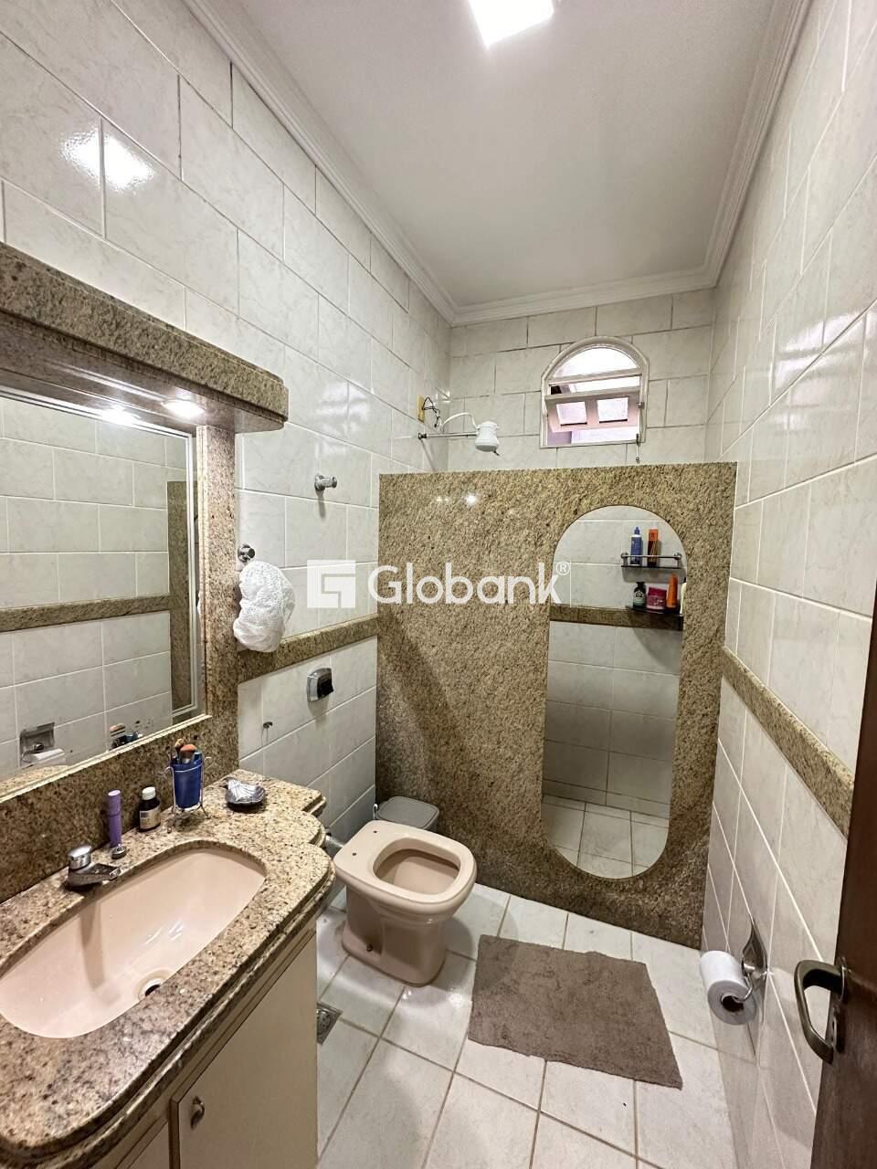 Casa 3 quartos à venda Edgar Pereira 270m² Montes Claros MG: banheiro privativo