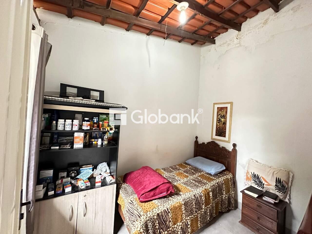Casa 3 quartos à venda Edgar Pereira 270m² Montes Claros MG: quarto fundos