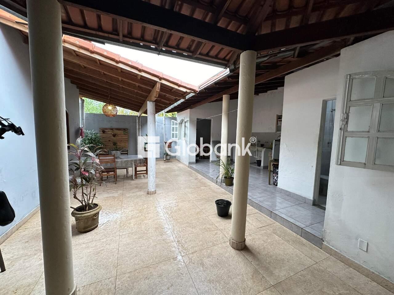 Casa 3 quartos à venda Edgar Pereira 270m² Montes Claros MG: Nos fundos possui ed cula com mais 2 quartos