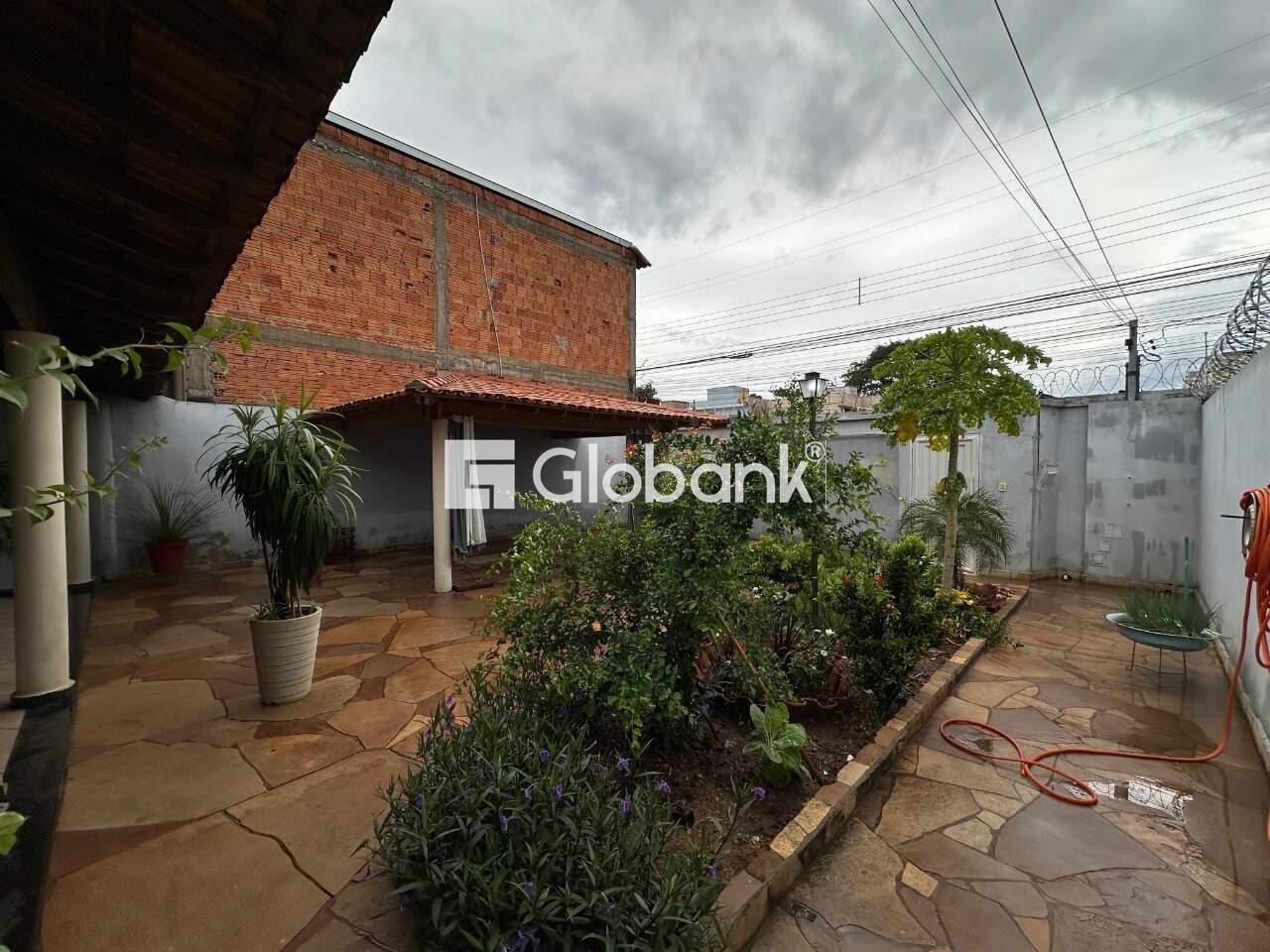 Casa 3 quartos à venda Edgar Pereira 270m² Montes Claros MG: Quintal na frente com jardim.