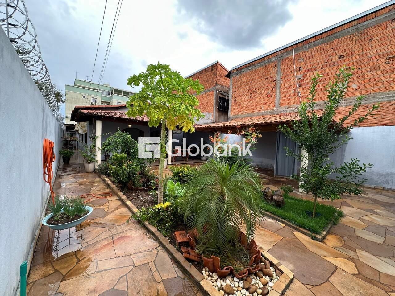 Casa 3 quartos à venda Edgar Pereira 270m² Montes Claros MG: jardim e garagem