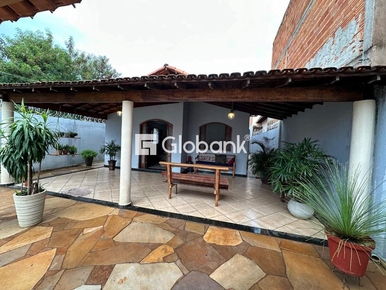 Casa 3 quartos à venda Edgar Pereira 270m² Montes Claros MG: Varanda