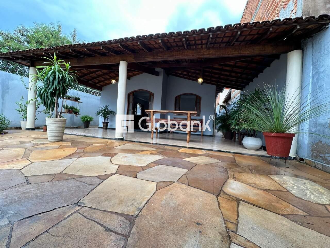 Casa 3 quartos à venda Edgar Pereira 270m² Montes Claros MG: Fachada principal