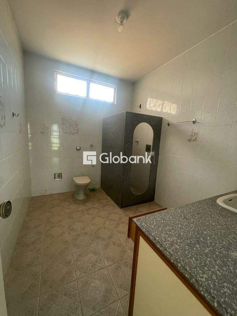 Casa 4 quartos à venda Morada do Sol 390m² Montes Claros MG: Banheiro social