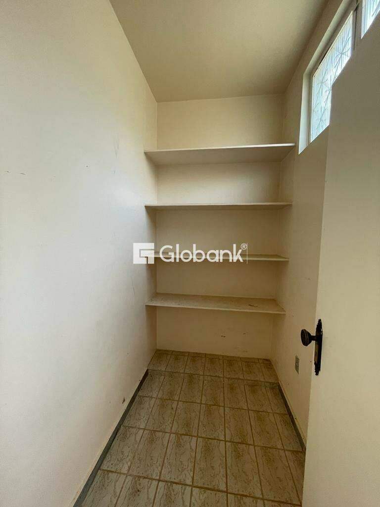 Casa 4 quartos à venda Morada do Sol 390m² Montes Claros MG: Despensa
