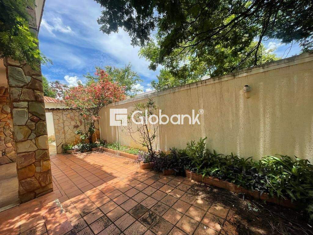 Casa 4 quartos à venda Morada do Sol 390m² Montes Claros MG: Garagem