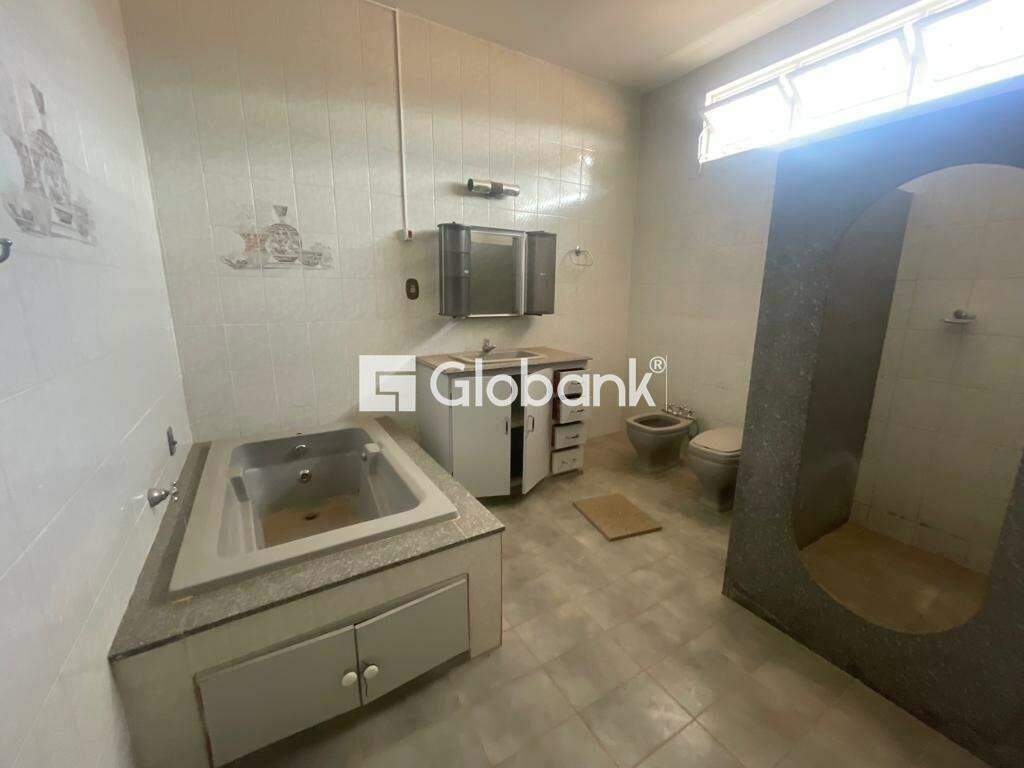 Casa 4 quartos à venda Morada do Sol 390m² Montes Claros MG: Su te master com banheira