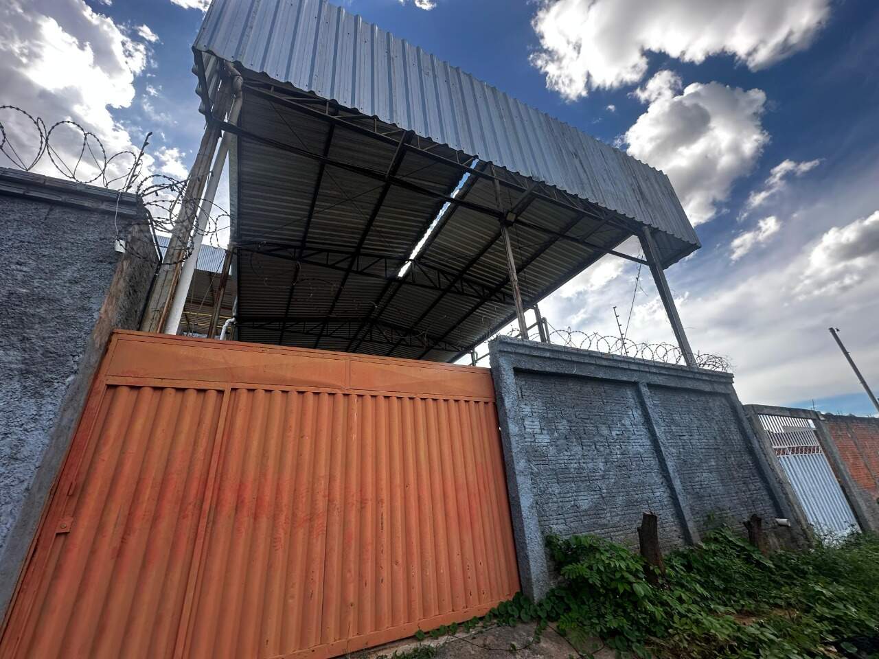 Galpão para aluguel Santa Rita I 125m² Montes Claros MG: Fachada