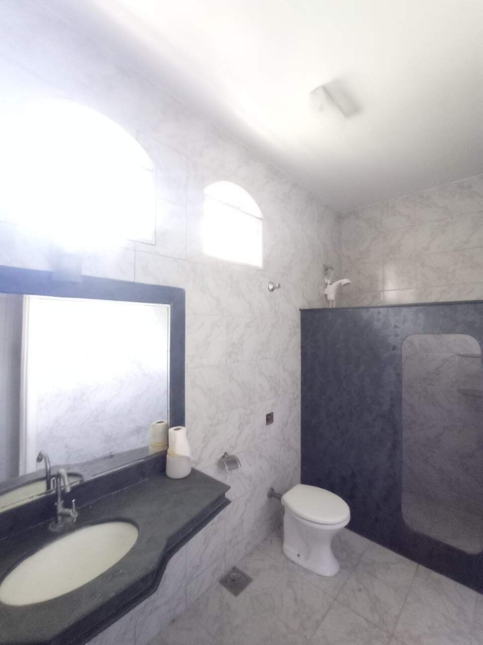 Casa 3 quartos à venda Jaraguá 300m² Montes Claros MG: Banheiro