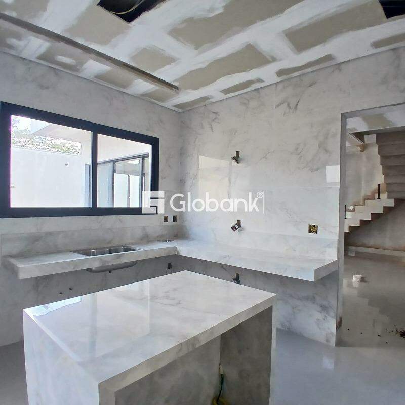 Casa 4 quartos à venda Ibituruna 200m² Montes Claros MG: 