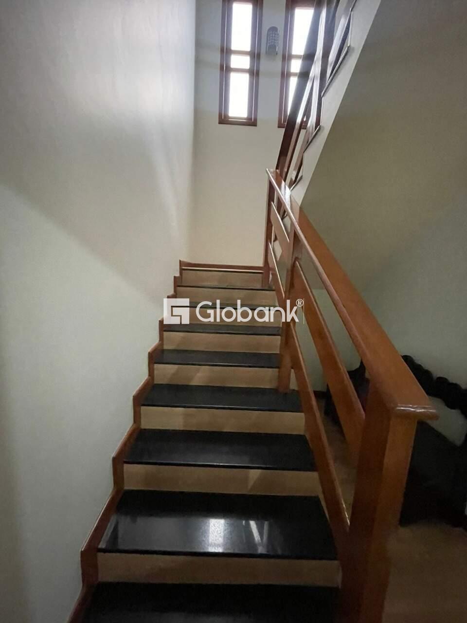 Casa 4 quartos à venda Morada do Sol 255m² Montes Claros MG: Escadas de madeiras